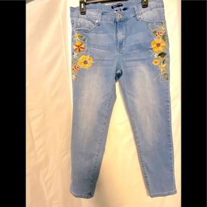 Bandolino Crop Jeans Embroidered Design
